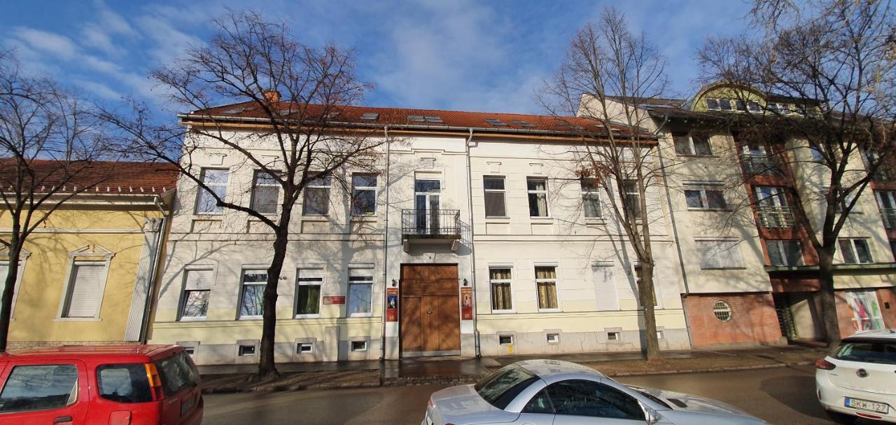 Romzsa Todor Kollegium Hostel Szeged Ngoại thất bức ảnh