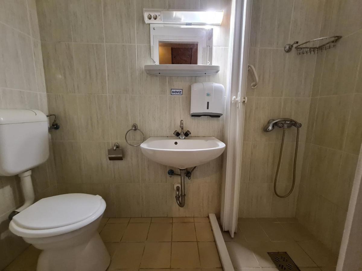 Romzsa Todor Kollegium Hostel Szeged Ngoại thất bức ảnh